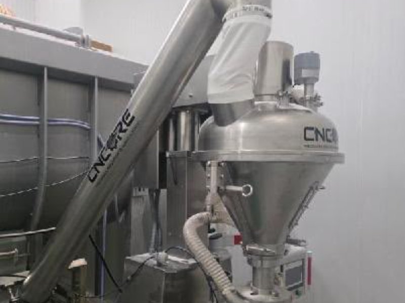 Dozownik z oznaczeniem CNCore zintegrowany z linią produkcyjną