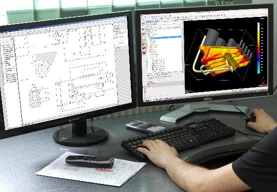 Stanowisko konstruktorskie — rysunek 2D i model 3D ze ścieżkami obróbki na dwóch monitorach